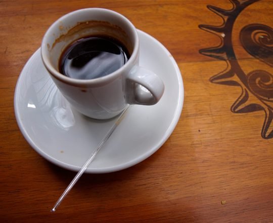 Beber mais café pode afastar a esclerose múltipla
